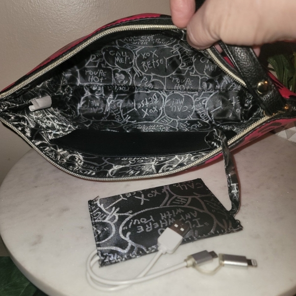 NWOT Betsey Johnson wristlet with cellular Android/Apple compatible power bank. - Picture 8 of 12